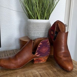 Teysha • Womens booties • Size 37 • EUC